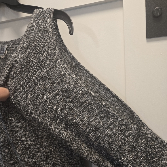 212 New York cold shoulder quarter sleeve V neck sweater size large - Picture 5 of 5